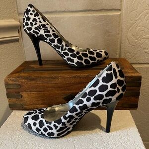Ladies cow print black and white cosmopolitan pumps heels sz 6.5